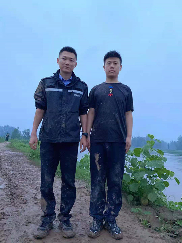 图①：刘俊豪（左一）和王宇（右一）合照.jpg