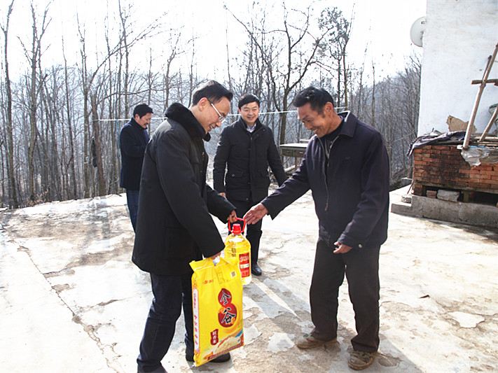 在李庙镇党委书记侯朝根,主山寨村党支部书记陈明福的陪同下,罗院长实