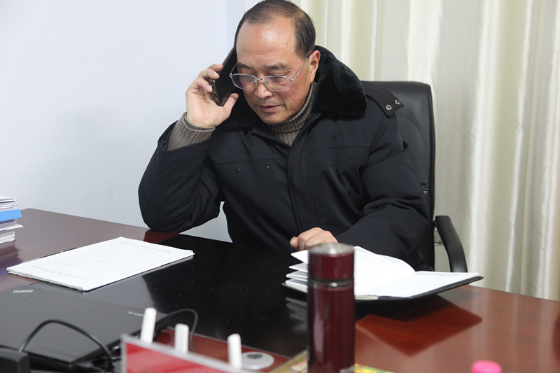 图①：一大早，王正权电话联系五名当事人_副本.jpg