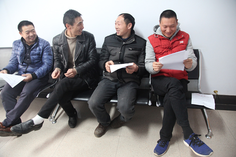 图③：当事人拿到裁定书喜笑颜开_副本.jpg