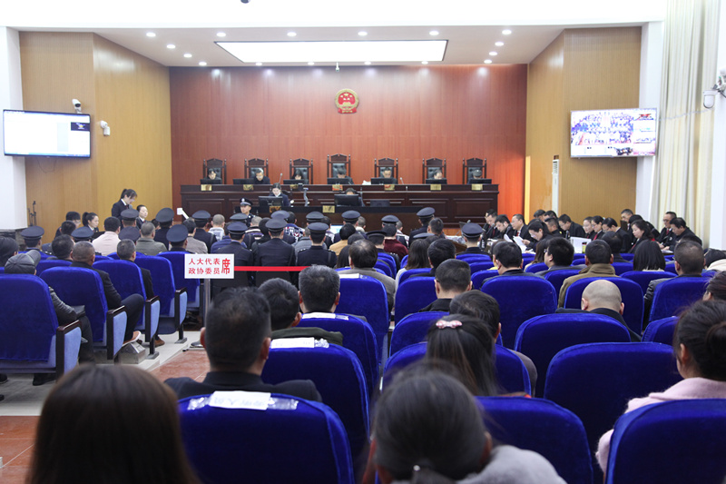图①：南漳法院公开审理马某等19名被告人涉黑案件庭审现场_副本.jpg
