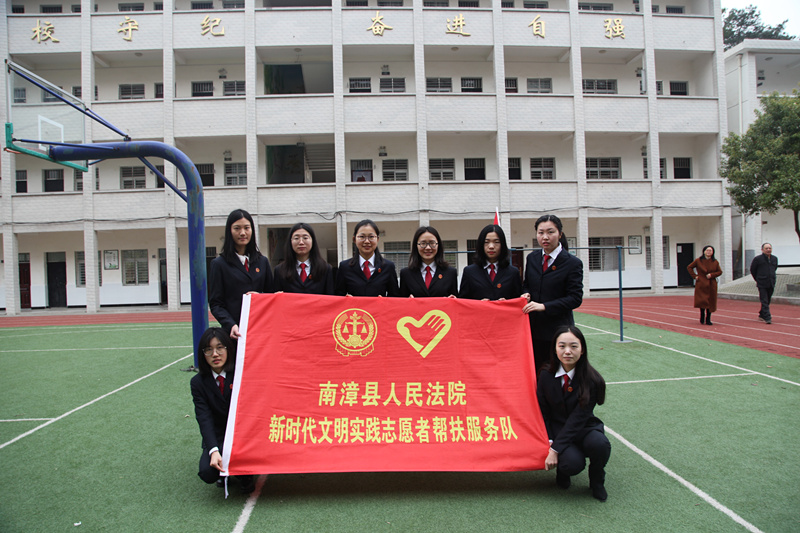 图①：南漳法院青年干警_副本.jpg