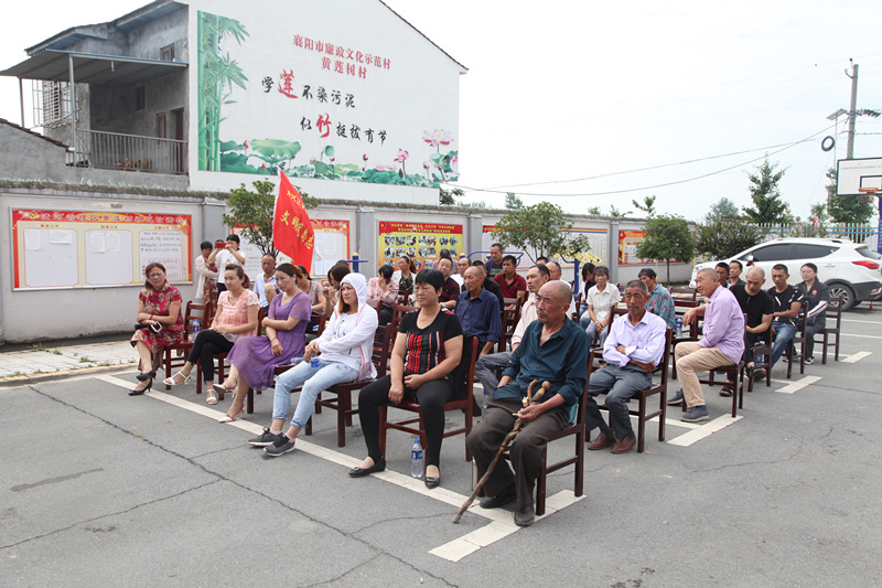 图①：村民们等待庭审开始_副本.jpg