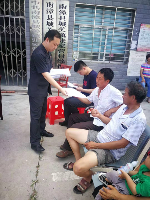 图③：干警发放法律资料_副本.jpg