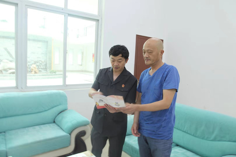 图①：纪检组长王清国向企业负责人讲解扫黑除恶相关知识.jpg