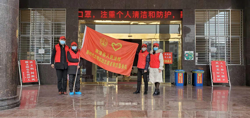 图①：南漳法院志愿者在社区门口集合.jpg