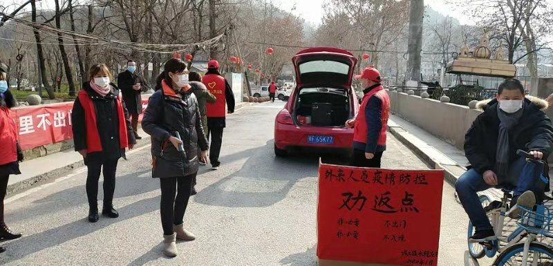 图②：志愿者在风景区设立劝返点.jpg