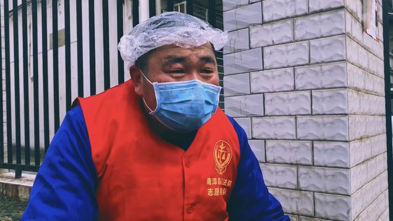 图①：冯延寿庭长参与消毒工作.jpg