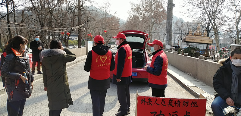 图④：南漳法院志愿者参与湿地公园志愿服务活动.jpg