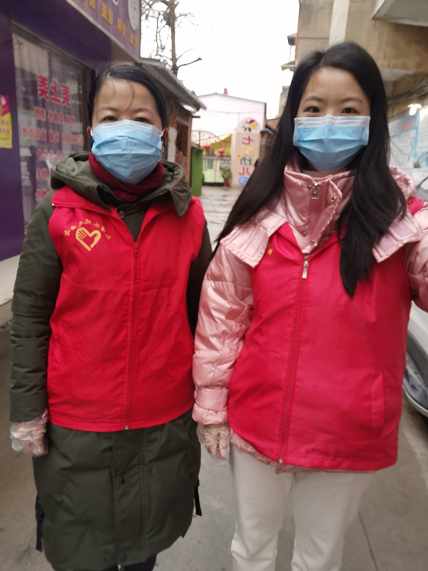 图①：张剑霞（右一）和同事一同参与志愿服务活动_副本.jpg