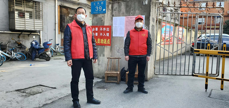 图⑤：安锦波（左一）参与志愿服务活动_副本.jpg