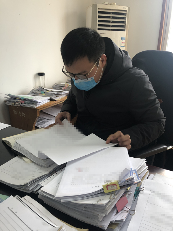 图④：杨毅在办公室翻阅卷宗_副本.jpg