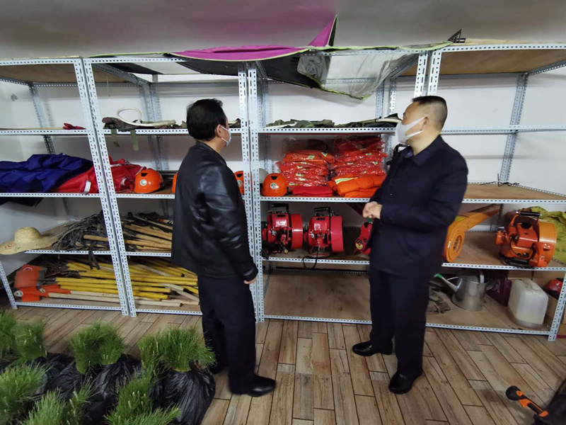 图①：南漳法院工作组检查灭火器材_副本.jpg