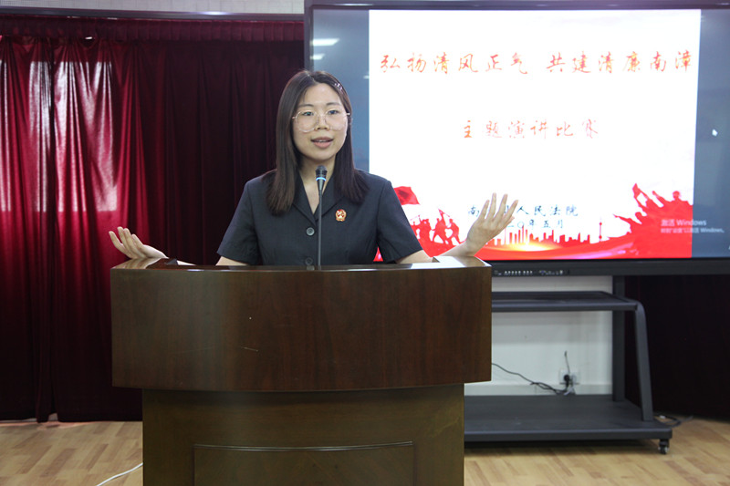 图④：立案庭法官助理杨润宁_副本.jpg