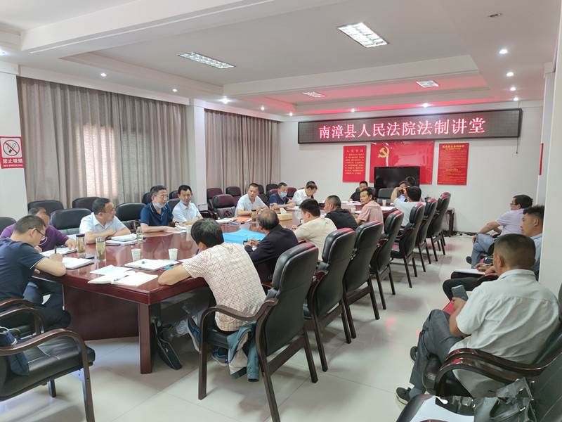图：王之卿庭长（左四）向大家授课_副本.jpg