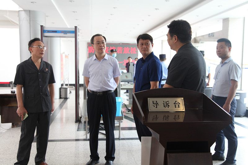图①：襄阳中院党组书记、院长邹磊（左二）参观诉讼服务中心_副本.jpg