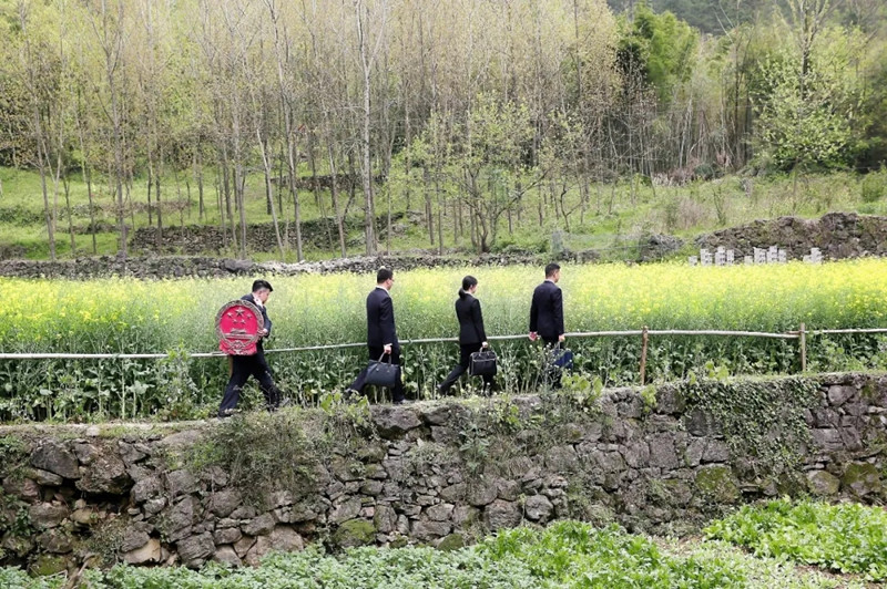 图①：干警背着国徽去开庭_副本.jpg