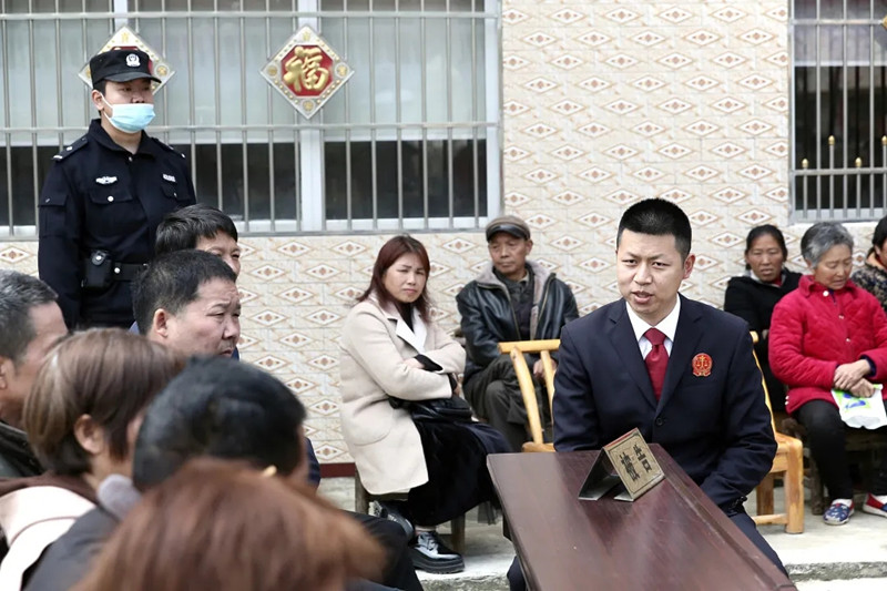 图④：法官对当事人进行释法明理_副本.jpg