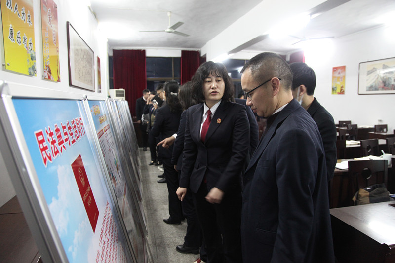 图④：银行工作人员参观《民法典》展板，民二庭干警为大家答疑解惑_副本.jpg