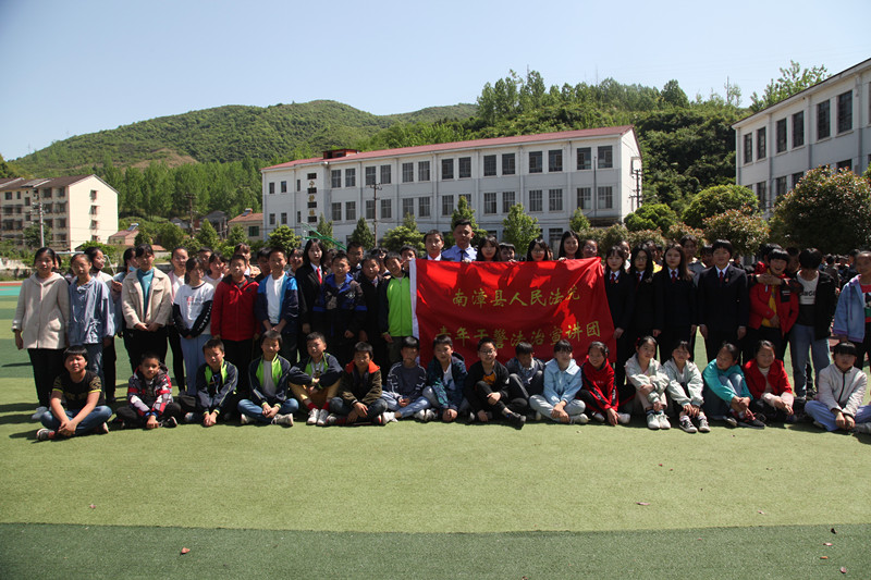 图①：青年干警们和同学们合照_副本.jpg