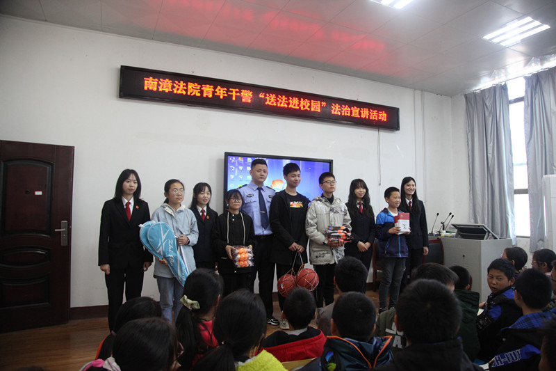 图④：法院团委向花庄中学赠送书籍和体育器材_副本.jpg