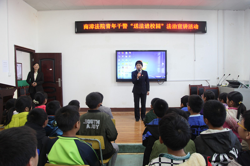 图⑤：法院妇委会主任肖媛发言_副本.jpg