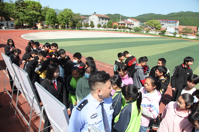 图⑧：干警向同学们宣讲《民法典》3_副本.jpg