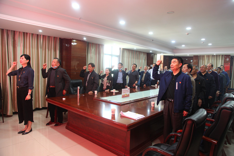 图①：老干部们重温入党誓词_副本.jpg