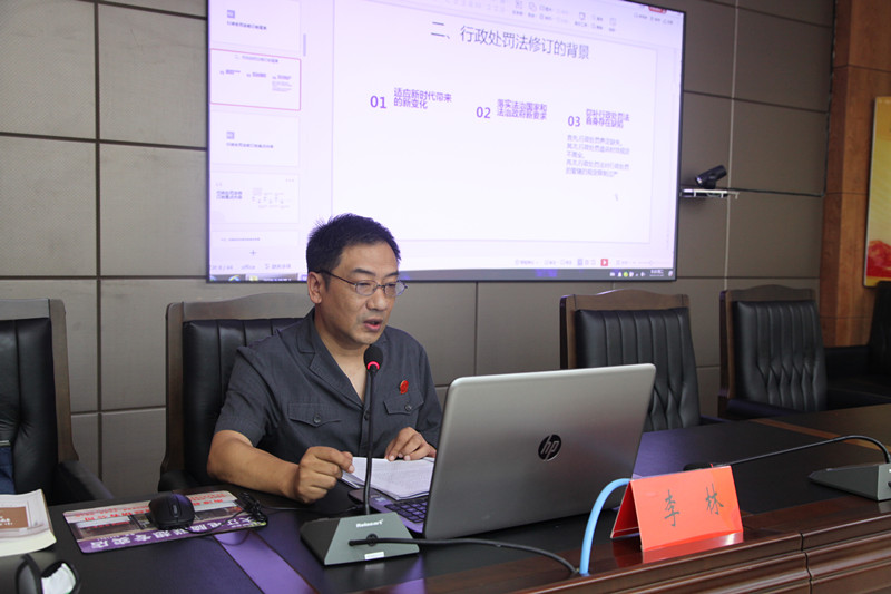 图②：南漳法院行政庭庭长李林讲课_副本.jpg