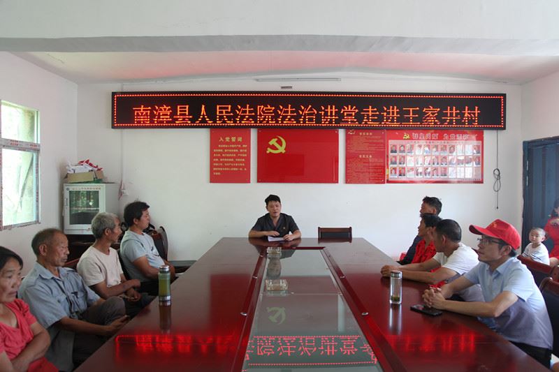 图③：东巩法庭法官助理开展法治讲堂_副本.jpg