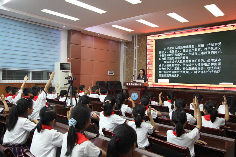 图③：同学们积极回答问题_副本.jpg