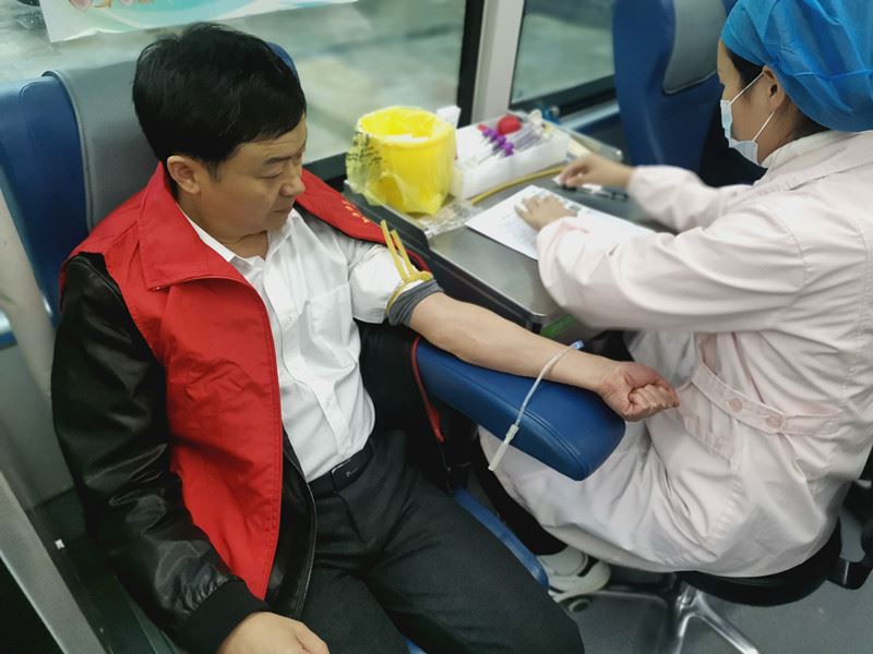 图②：党组成员、纪检组长王清国带头献血_副本.jpg
