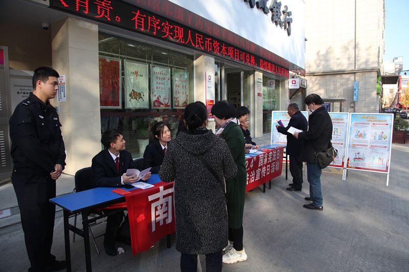 图③：干警们回答群众提出的问题_副本.jpg