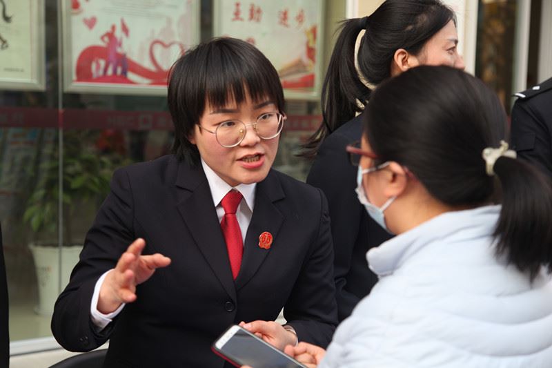 图④：民一庭法官助理肖媛向群众答疑解惑_副本.jpg