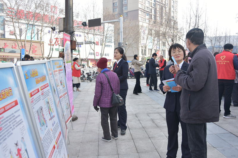 图②：干警向群众宣传《中华人民共和国家庭教育促进法》_副本.jpg