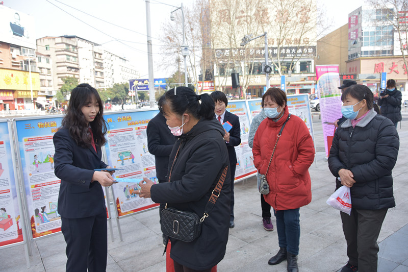 图④：干警们发放法律宣传手册_副本.jpg