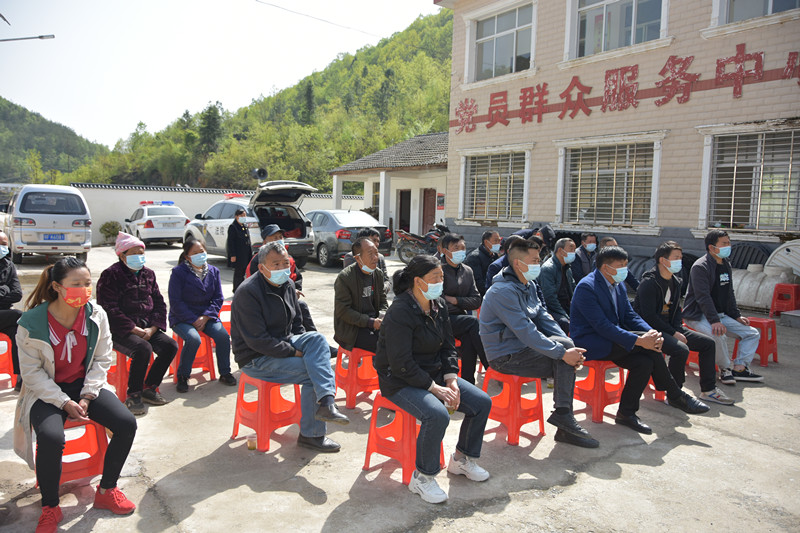 图②：村民认真旁听庭审_副本.jpg