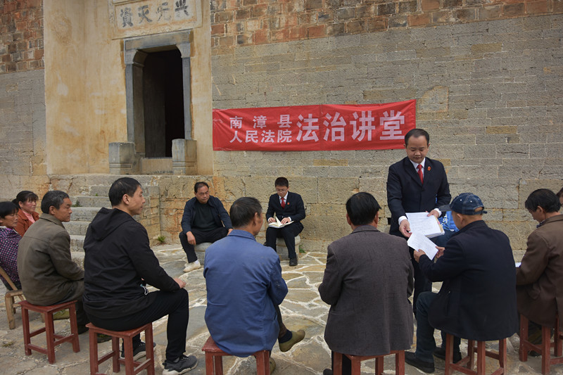 图②：法官向村民发放借条范本.JPG