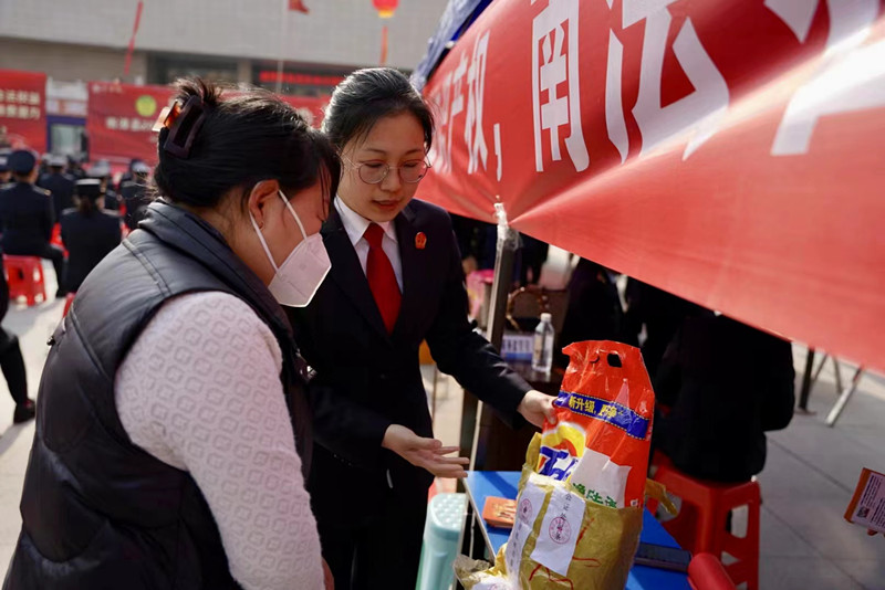 图②：杨柳就案件审理过程中出现的“山寨”洗衣液等产品现场说法2_副本.jpg