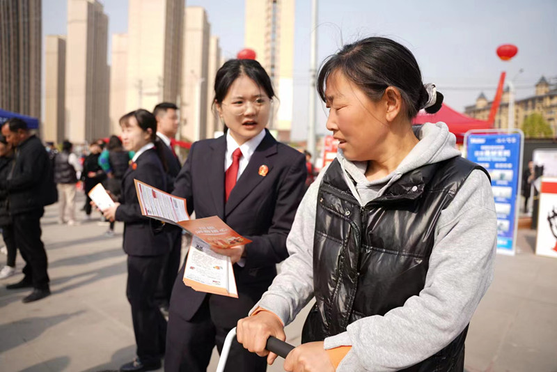 图⑤：向人民群众宣传法律知识宣传资料3_副本.jpg