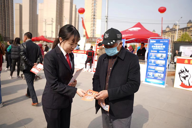 图⑥：向人民群众宣传法律知识宣传资料4_副本.jpg