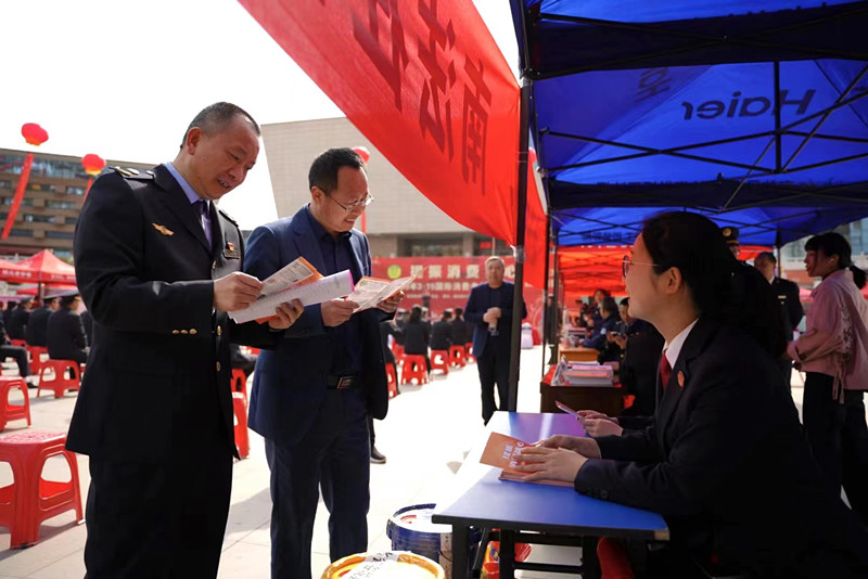 图⑦：县政府副县长周建强、县市场监管局局长王休豪到法院普法宣传点位与干警进行交流_副本.jpg